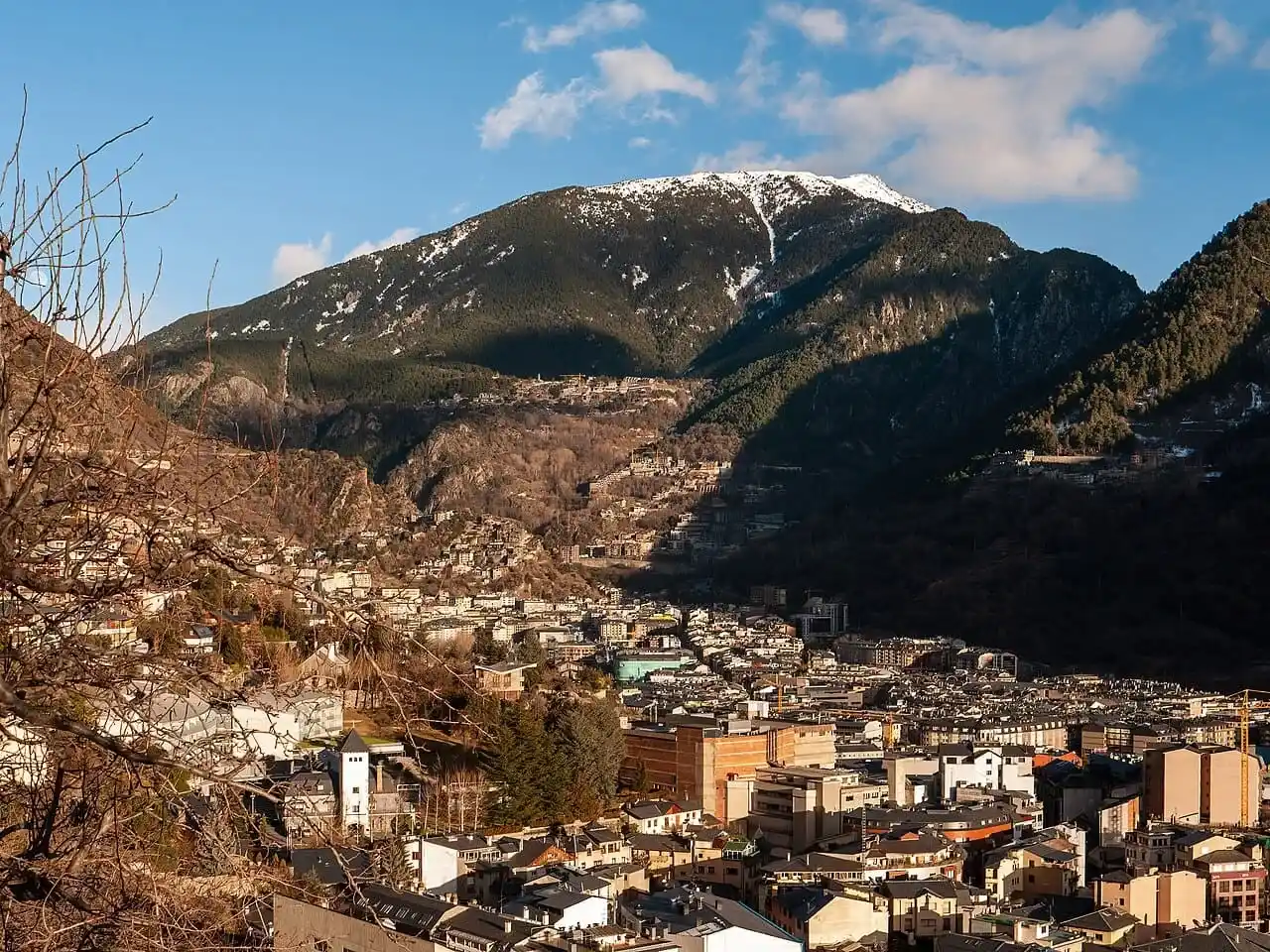 Mudanzas de Sevilla a Andorra la Vella: importación con gestión de aduana en frontera