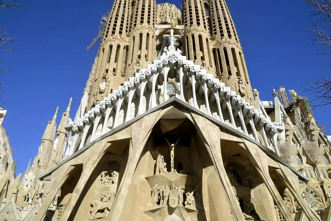Mudanzas de Sevilla a Barcelona: corredor nacional directo con flota propia La Seda