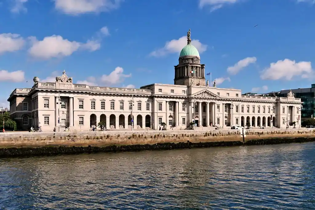 Mudanzas Sevilla a Dublín: Docklands, río Liffey y la ciudad de Dublín en la República de Irlanda
