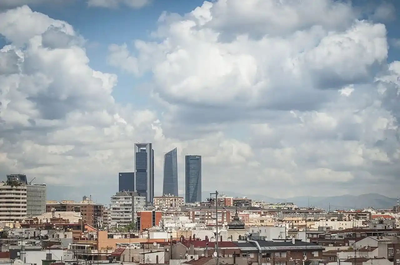 Mudanzas de Sevilla a Madrid: corredor A-4 directo con flota propia La Seda