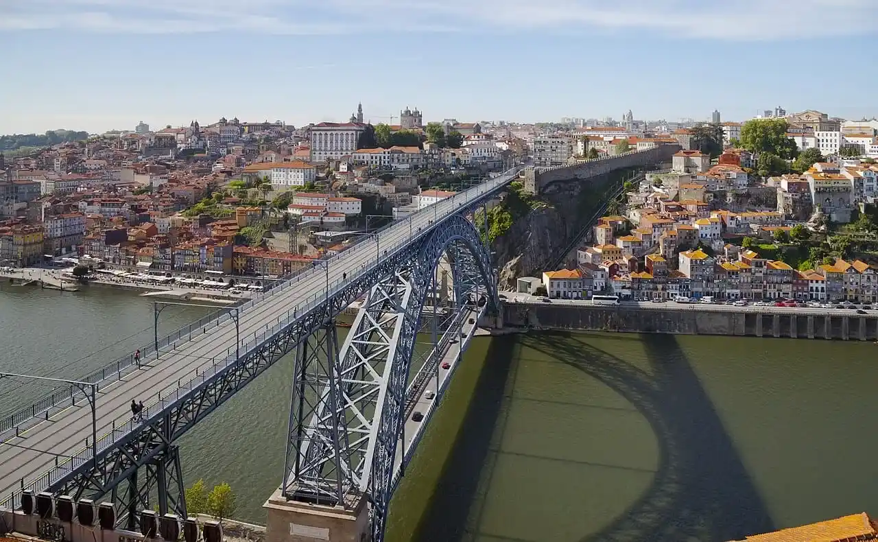 Mudanzas Sevilla a Oporto: Ribeira, el Río Duero y los puentes de Oporto en Portugal