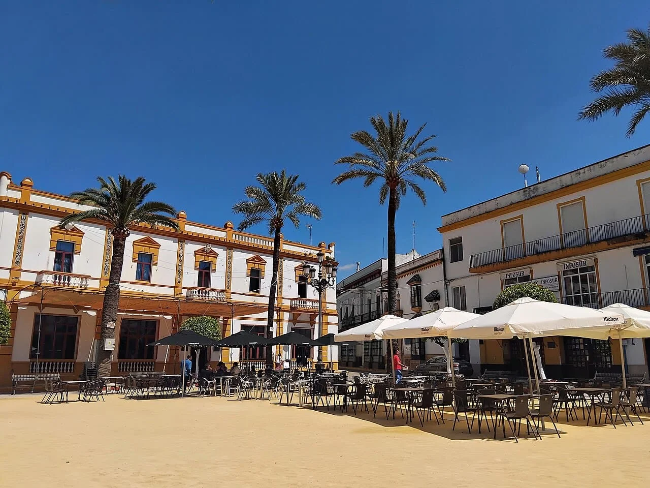 Equipo de mudanzas La Seda cargando muebles en una calle del casco de Arahal con camión marcado