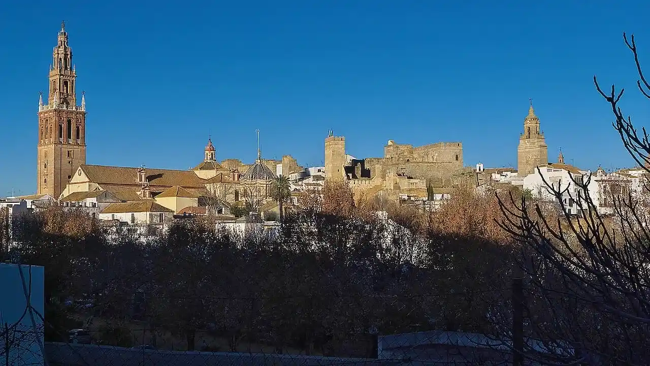 Equipo de mudanzas La Seda cargando muebles en una calle del casco histórico de Carmona con camión marcado