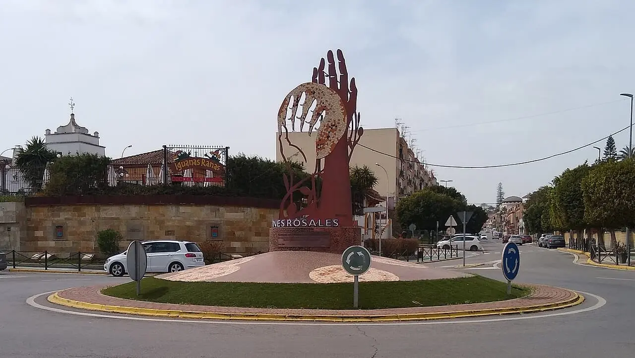 Equipo de mudanzas La Seda cargando muebles frente a un bloque de Castilleja de la Cuesta con camión marcado