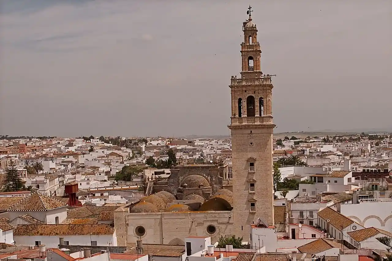 Equipo de mudanzas La Seda cargando muebles en una calle del casco de Lebrija con camión marcado