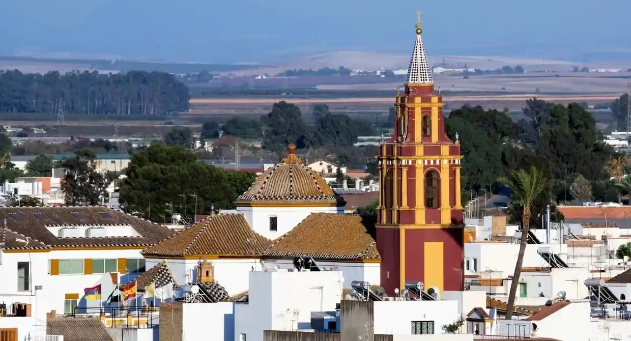 Equipo de mudanzas La Seda cargando muebles en una calle de Los Palacios y Villafranca con camión marcado