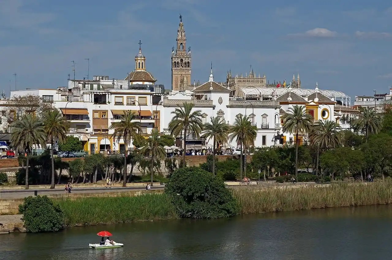 Equipo La Seda cargando una mudanza en el Casco Antiguo de Sevilla