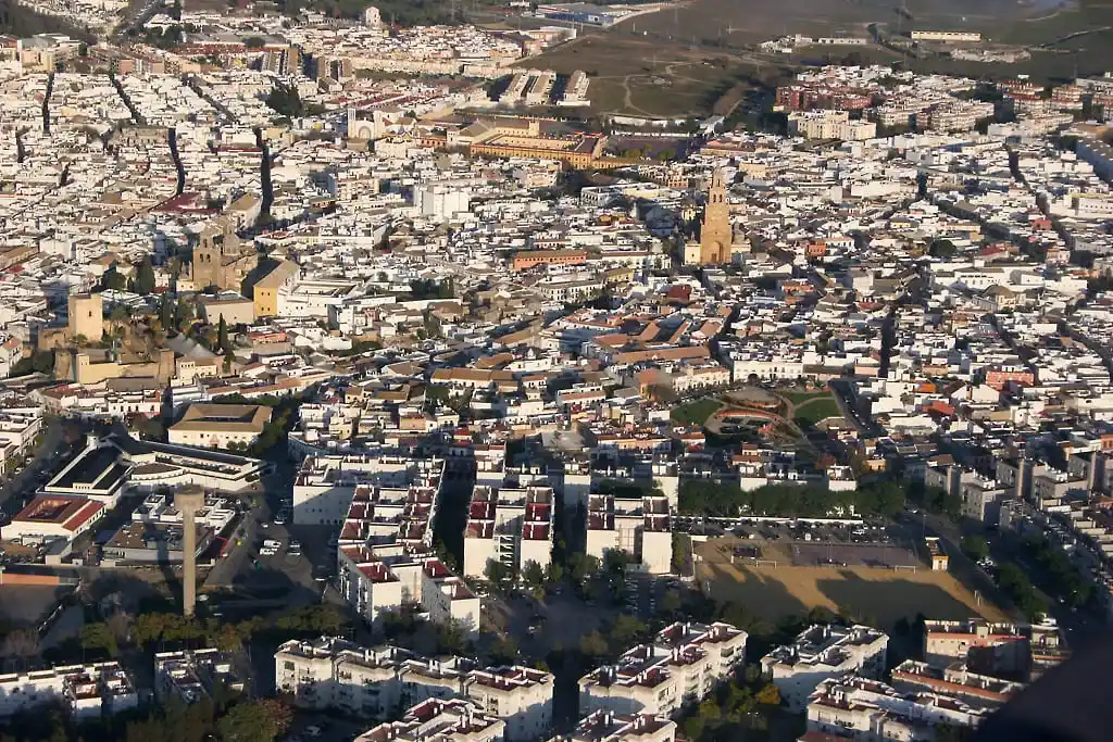 Equipo de mudanzas La Seda cargando muebles en una calle del casco histórico de Utrera con camión marcado