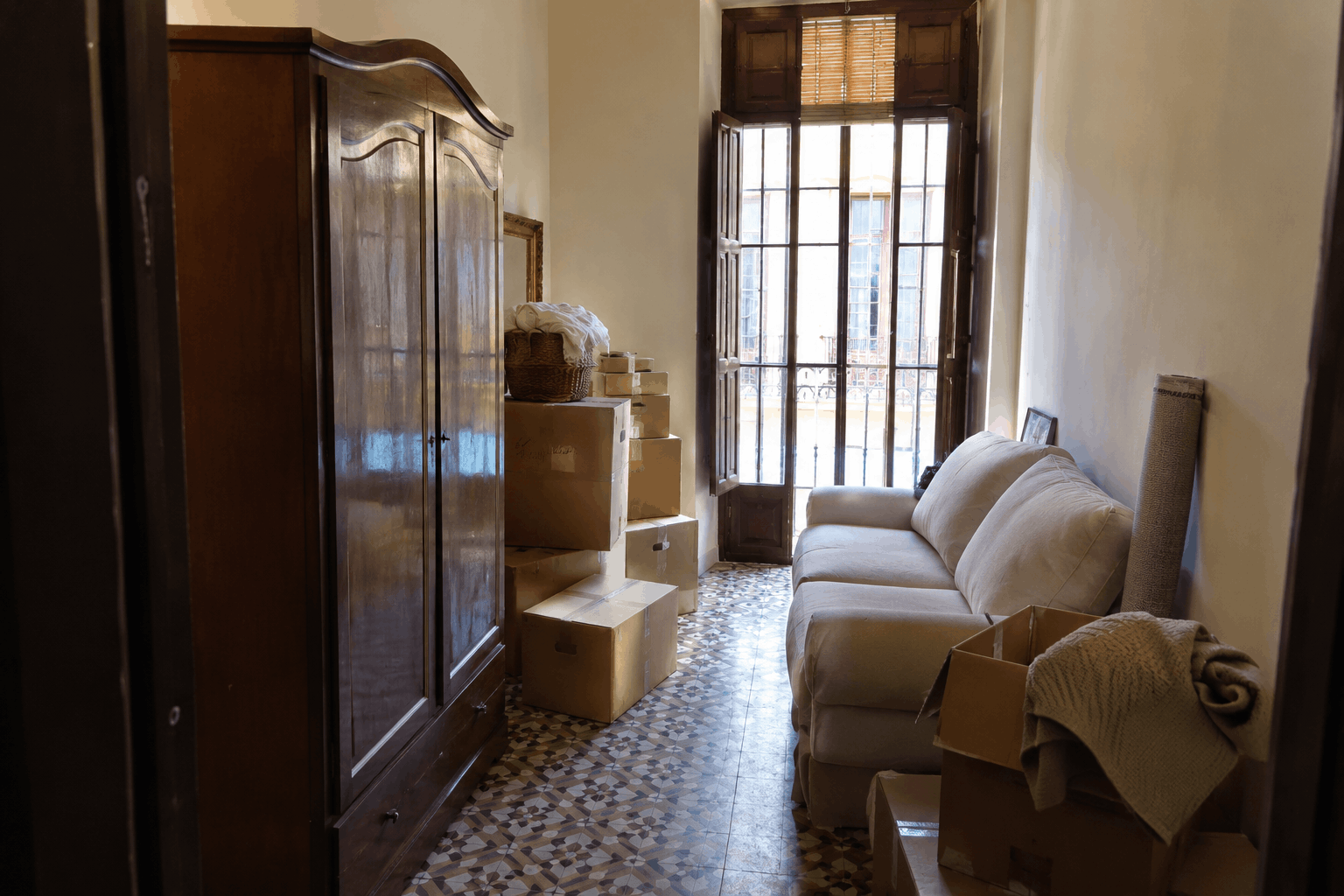 Salón de un piso pequeño del centro de Sevilla con muebles que no caben tras una mudanza